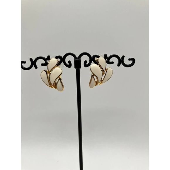 Vintage FM 1980s Gold-Tone White Enamel Leaf 7/8 Inch Earrings! - Picture 9 of 9